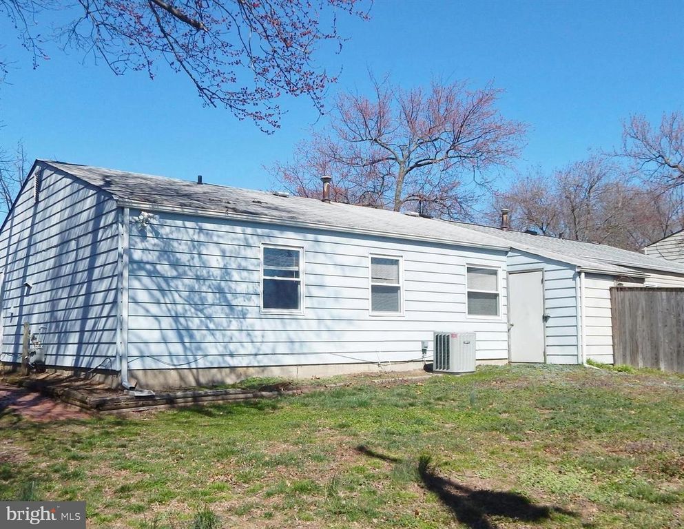 Image 2 of property listing at 1073 KINGS RD, Pasadena, MD 21122