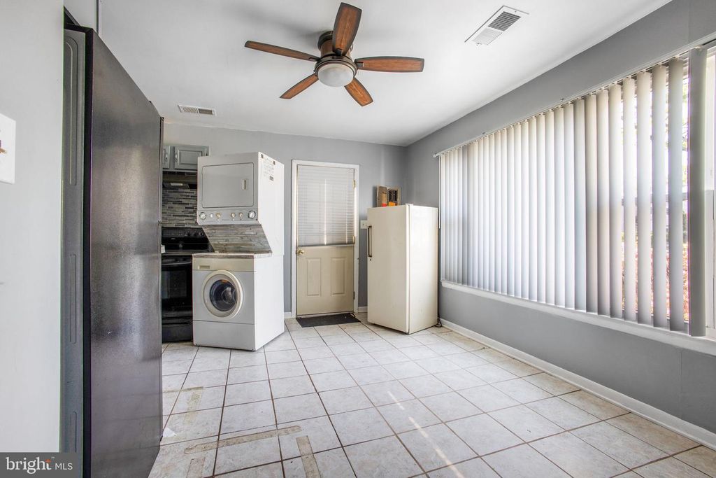 Image 35 of property listing at 1073 KINGS RD, Pasadena, MD 21122