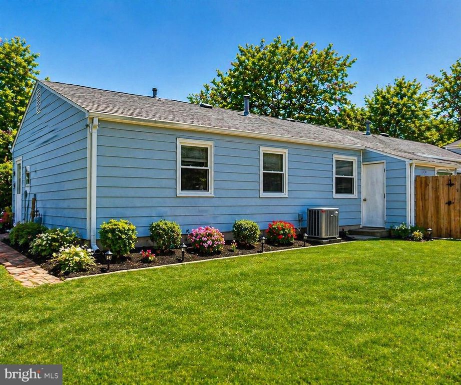 Image 5 of property listing at 1073 KINGS RD, Pasadena, MD 21122