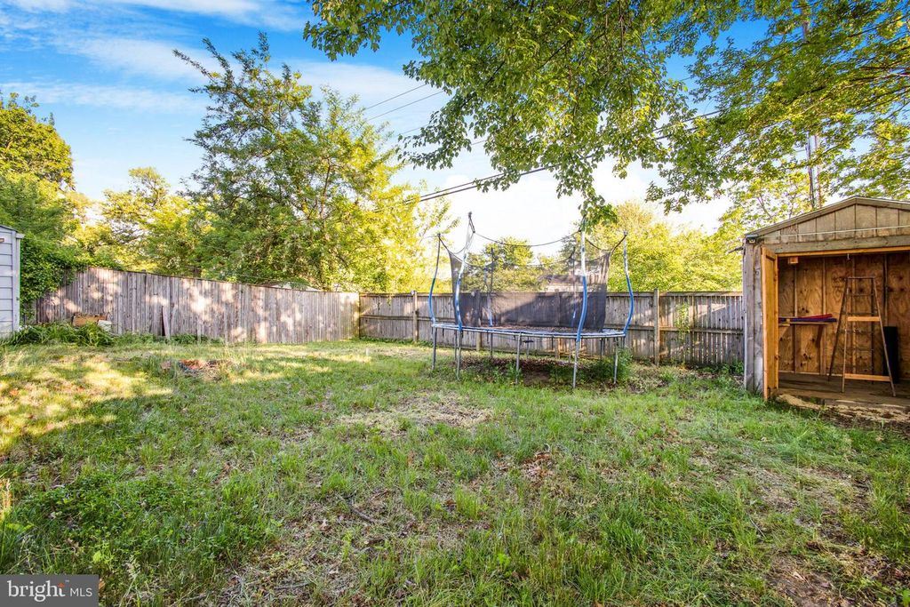 Image 7 of property listing at 1073 KINGS RD, Pasadena, MD 21122