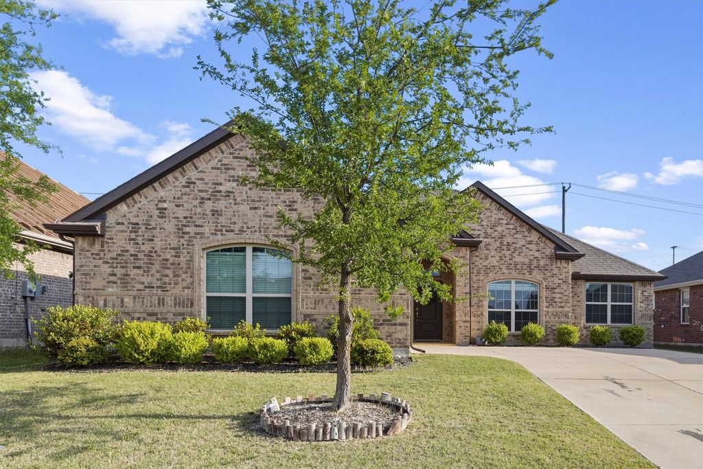 208 Hitching Post Road, Red Oak, TX 75154