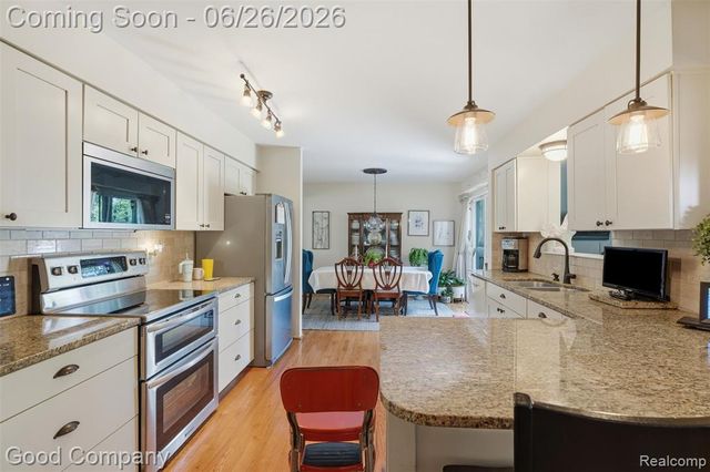 38630 Meeting House Lane, Livonia, MI 48154