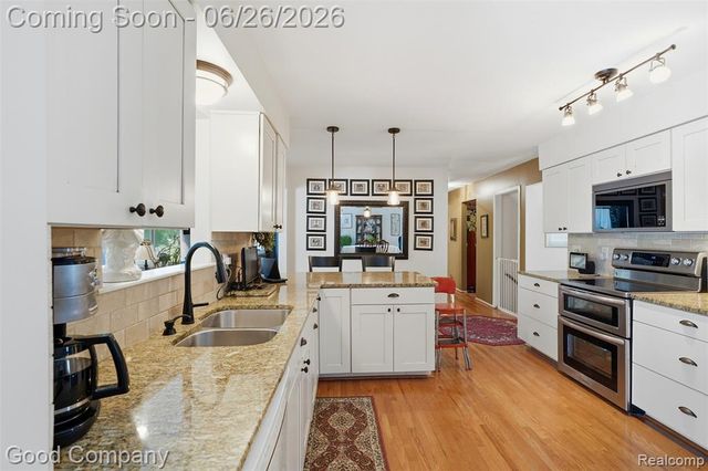 38630 Meeting House Lane, Livonia, MI 48154