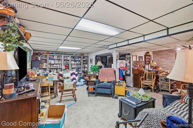 38630 Meeting House Lane, Livonia, MI 48154