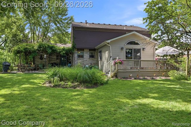 38630 Meeting House Lane, Livonia, MI 48154