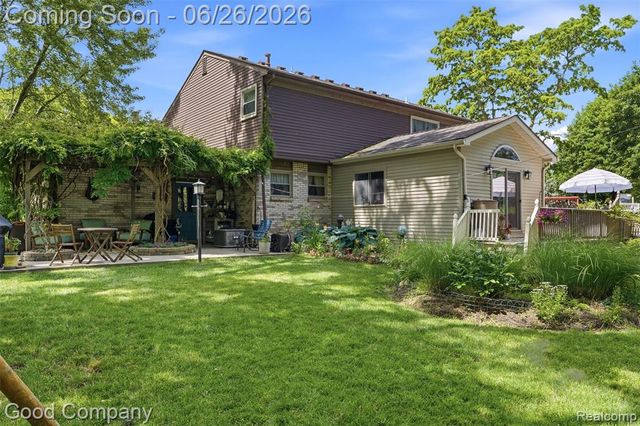38630 Meeting House Lane, Livonia, MI 48154
