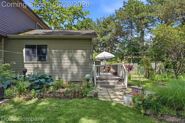 38630 Meeting House Lane, Livonia, MI 48154