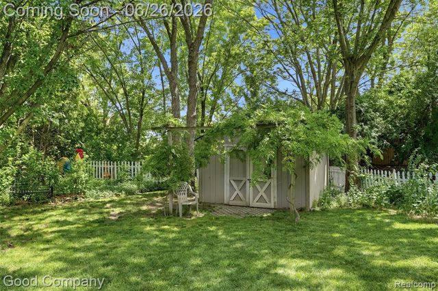 38630 Meeting House Lane, Livonia, MI 48154