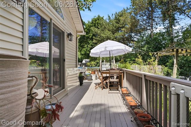 38630 Meeting House Lane, Livonia, MI 48154