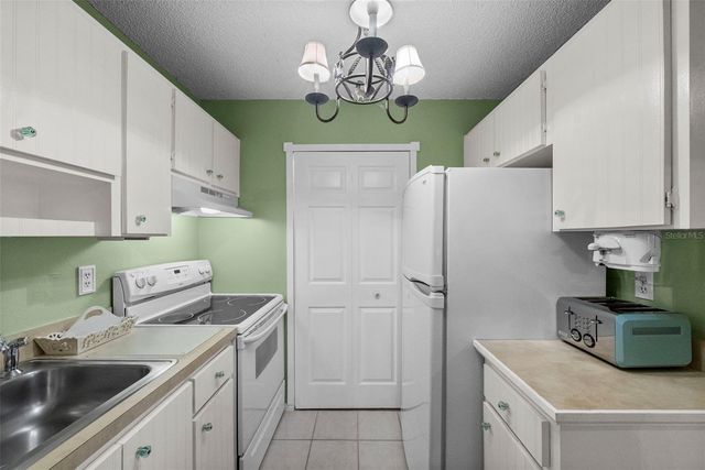 3277 FOX CHASE CIRCLE N 105, Palm Harbor, FL 34683