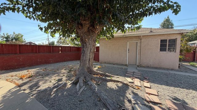 1405 N Vagedes Avenue, Fresno, CA 93728