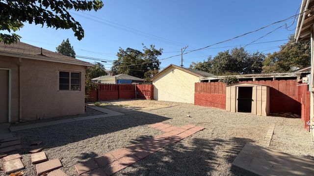 1405 N Vagedes Avenue, Fresno, CA 93728