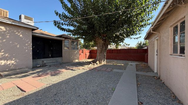 1405 N Vagedes Avenue, Fresno, CA 93728