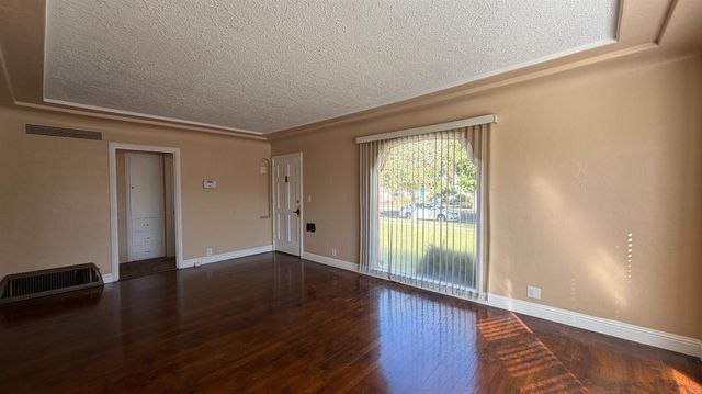 1405 N Vagedes Avenue, Fresno, CA 93728