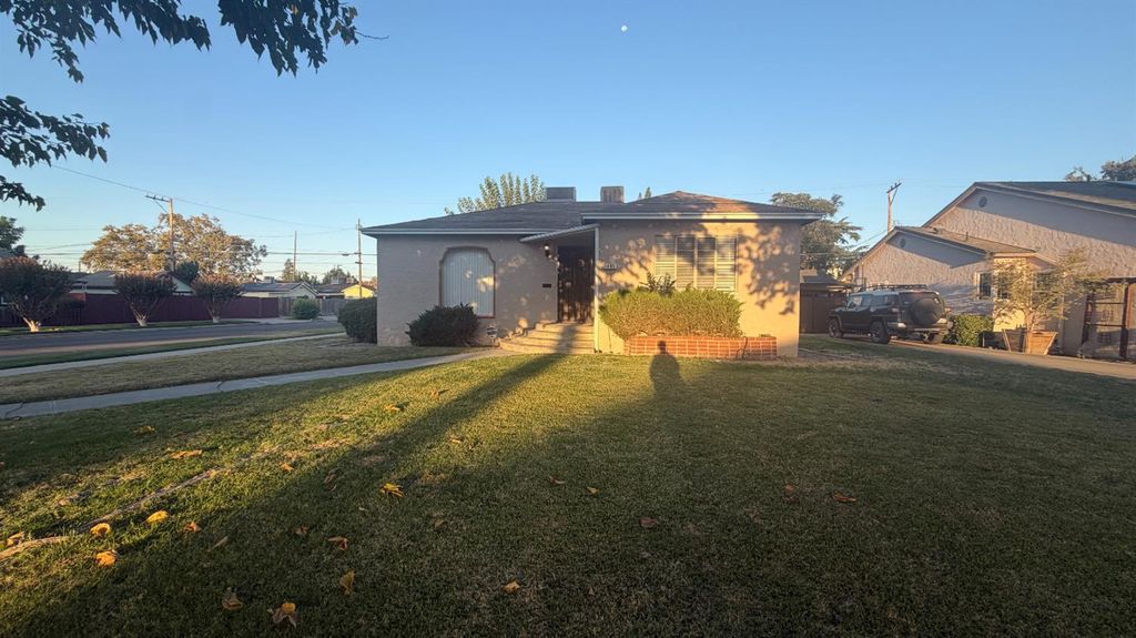 1405 N Vagedes Avenue, Fresno, CA 93728