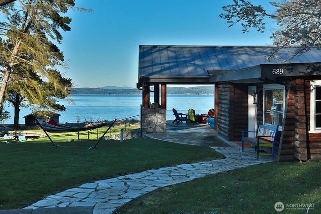 689 Kellogg Lane, Oak Harbor, WA 98277