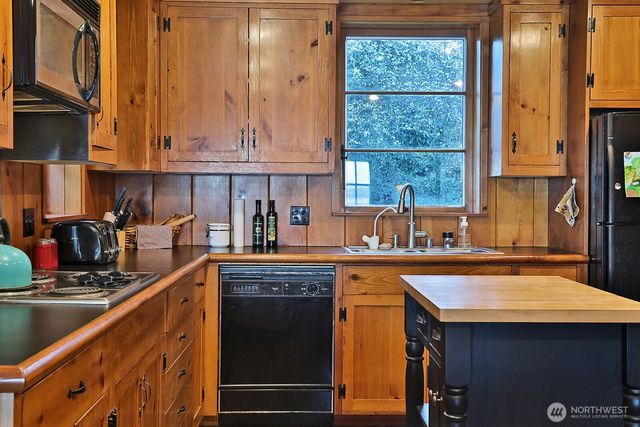 689 Kellogg Lane, Oak Harbor, WA 98277