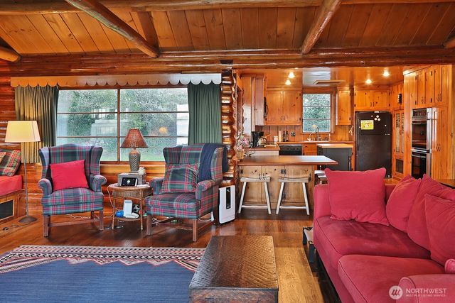 689 Kellogg Lane, Oak Harbor, WA 98277