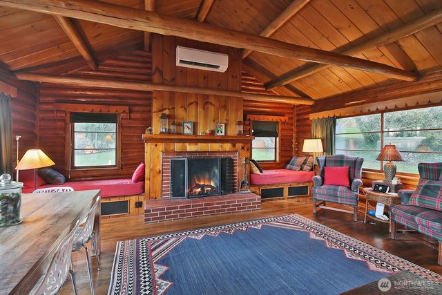 689 Kellogg Lane, Oak Harbor, WA 98277