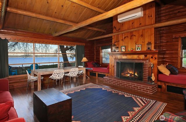 689 Kellogg Lane, Oak Harbor, WA 98277