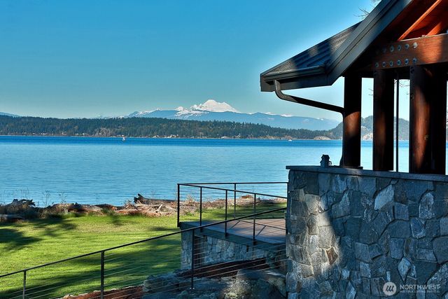 689 Kellogg Lane, Oak Harbor, WA 98277