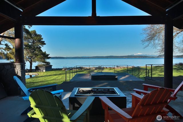 689 Kellogg Lane, Oak Harbor, WA 98277