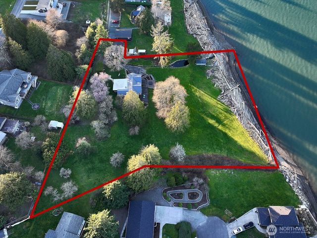 689 Kellogg Lane, Oak Harbor, WA 98277