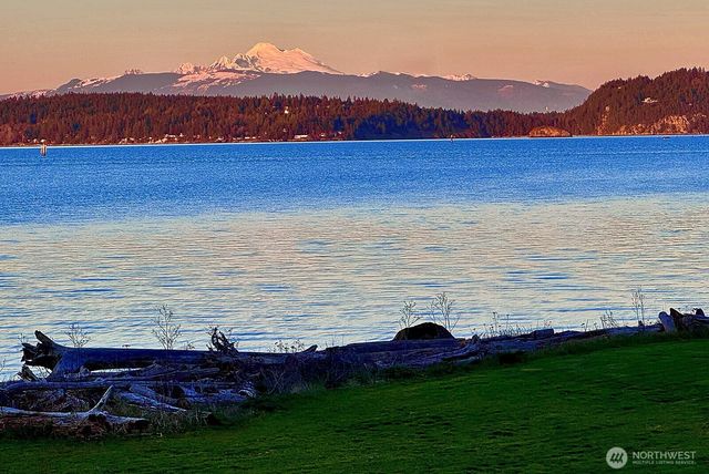 689 Kellogg Lane, Oak Harbor, WA 98277