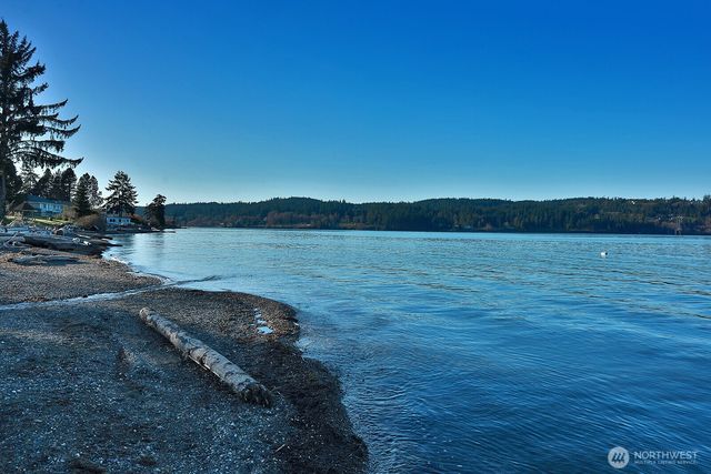 689 Kellogg Lane, Oak Harbor, WA 98277