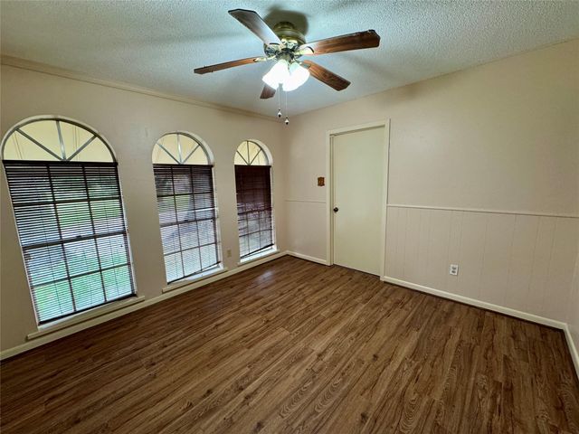 1221 Green Briar Drive, Huntsville, TX 77340