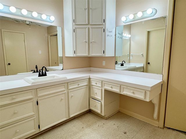 1221 Green Briar Drive, Huntsville, TX 77340