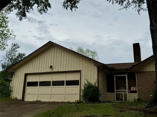 1221 Green Briar Drive, Huntsville, TX 77340