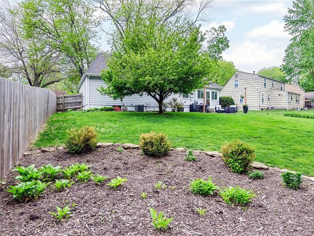 6108 W 76th Terrace, Prairie Village, KS 66208