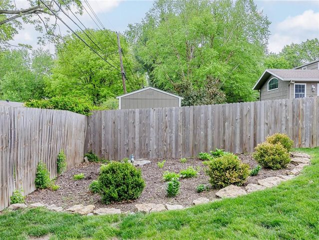 6108 W 76th Terrace, Prairie Village, KS 66208