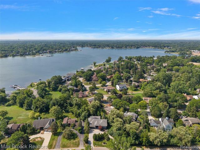 2253 Lone Pine Road, West Bloomfield, MI 48323