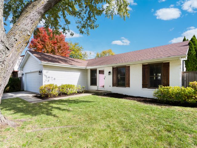 134 S Whispering Hills Drive, Naperville, IL 60540