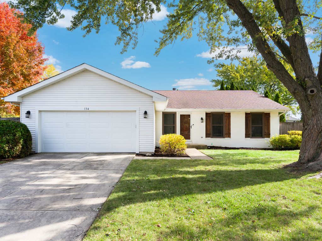 134 S Whispering Hills Drive, Naperville, IL 60540