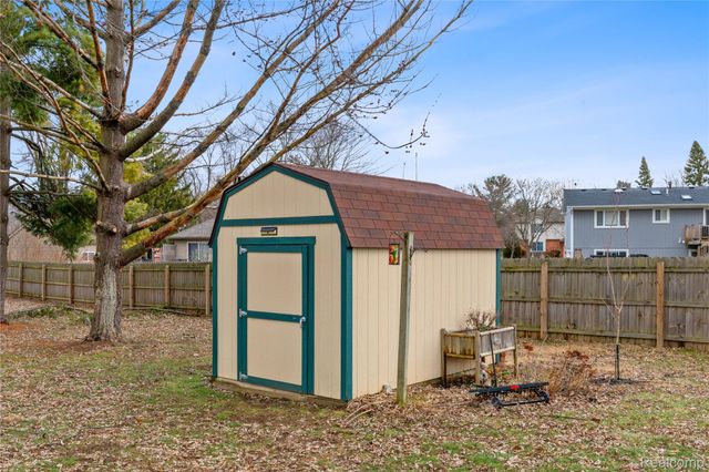 6230 Barker Drive, Waterford Charter Township, MI 48329