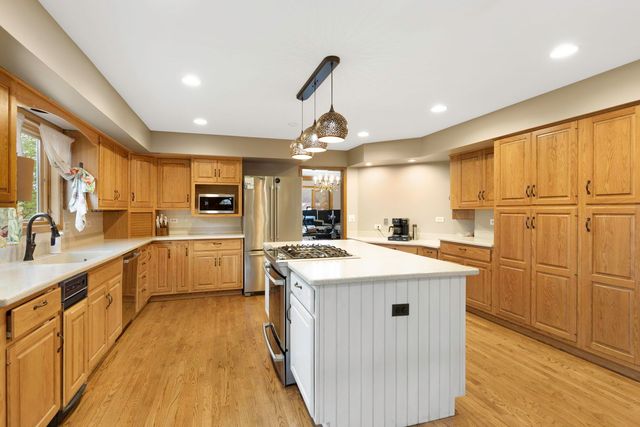 5N191 Fox Bluff Drive, St. Charles, IL 60175