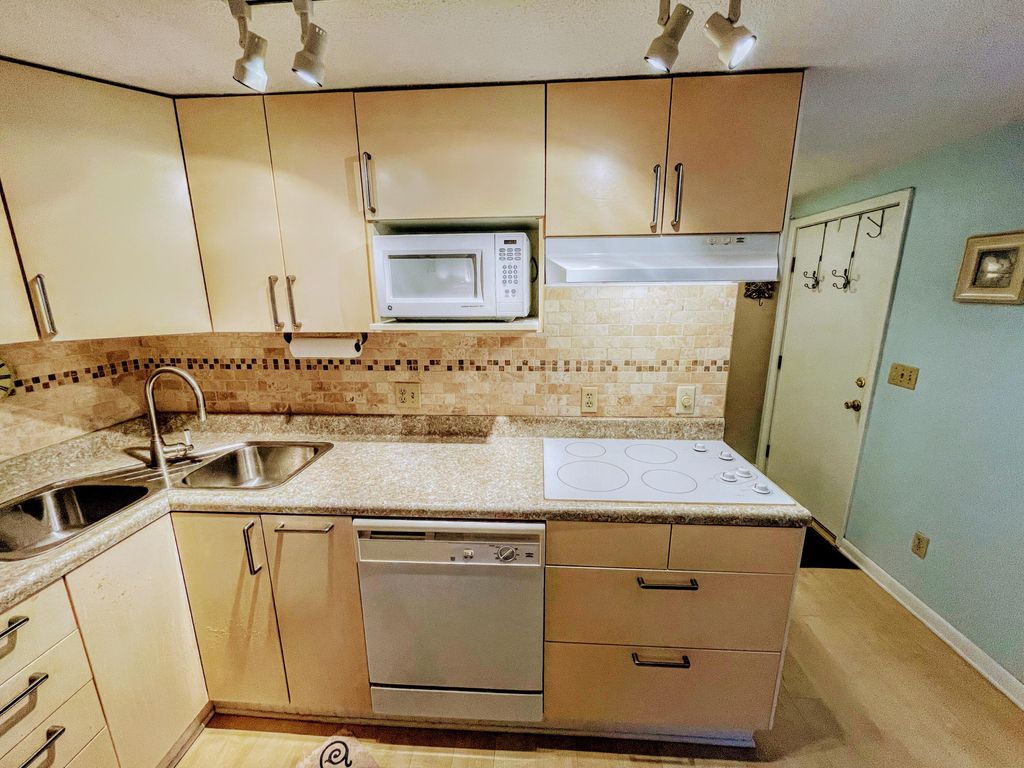 Image 12 of property listing at 365 Sea Cloud Circle, Edisto Island, SC 29438