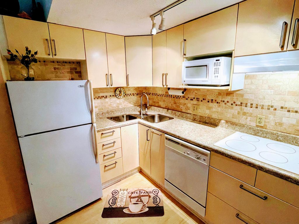 Image 3 of property listing at 365 Sea Cloud Circle, Edisto Island, SC 29438