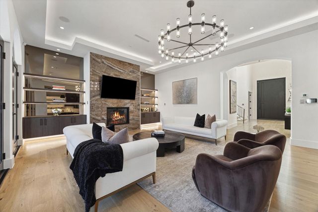 7 Lana Lane, Houston, TX 77027