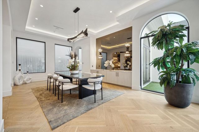 7 Lana Lane, Houston, TX 77027