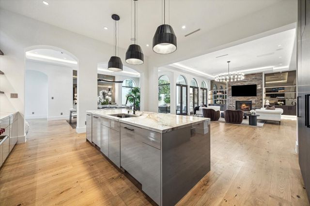 7 Lana Lane, Houston, TX 77027