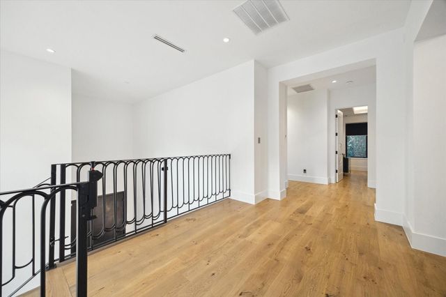 7 Lana Lane, Houston, TX 77027