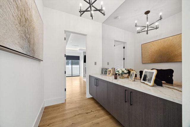 7 Lana Lane, Houston, TX 77027