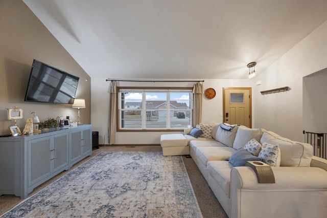 623 SWEET MEADOW LANE, Kaukauna, WI 54301