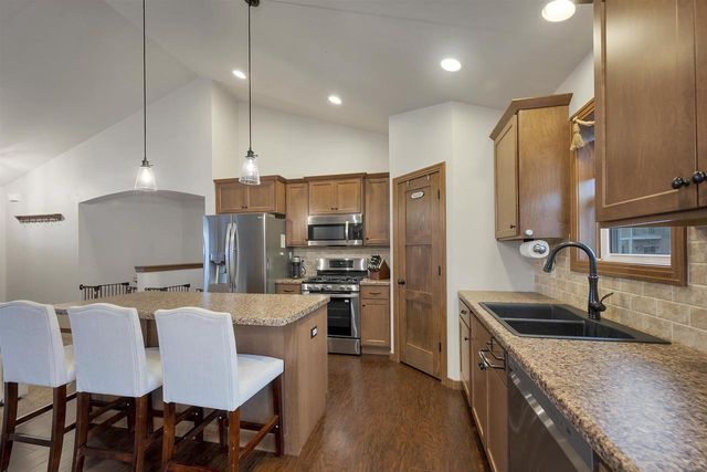 623 SWEET MEADOW LANE, Kaukauna, WI 54301