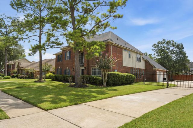 1305 Wilderness Pines Drive, Friendswood, TX 77546