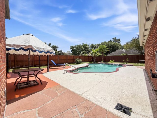 1305 Wilderness Pines Drive, Friendswood, TX 77546